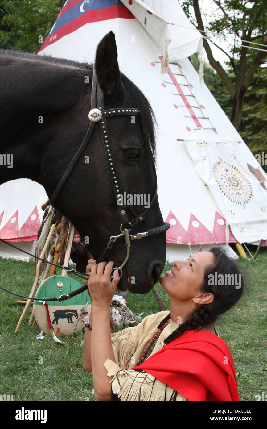 Native American Indian Woman Bindung mit ihrem Pferd Stockfoto