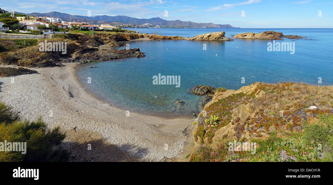 Küstenpanorama über einer ruhigen Bucht im Mittelmeer in der Nähe von Llanca, Costa Brava, Katalonien, Spanien Stockfoto