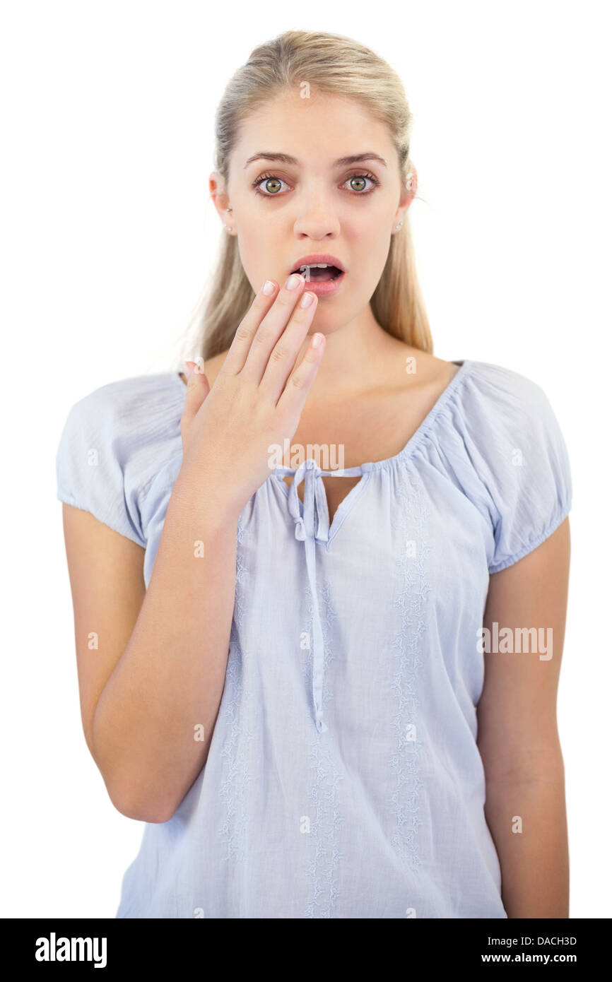 Schockiert blonde Frau mit Hand vor den Mund Stockfoto