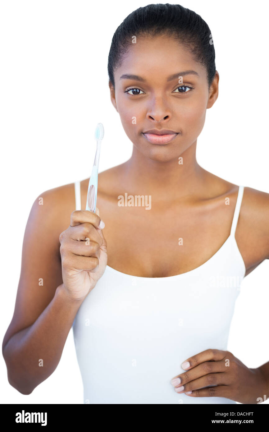 Frau mit der Hand auf der Hüfte halten ihre Zahnbürste Stockfoto