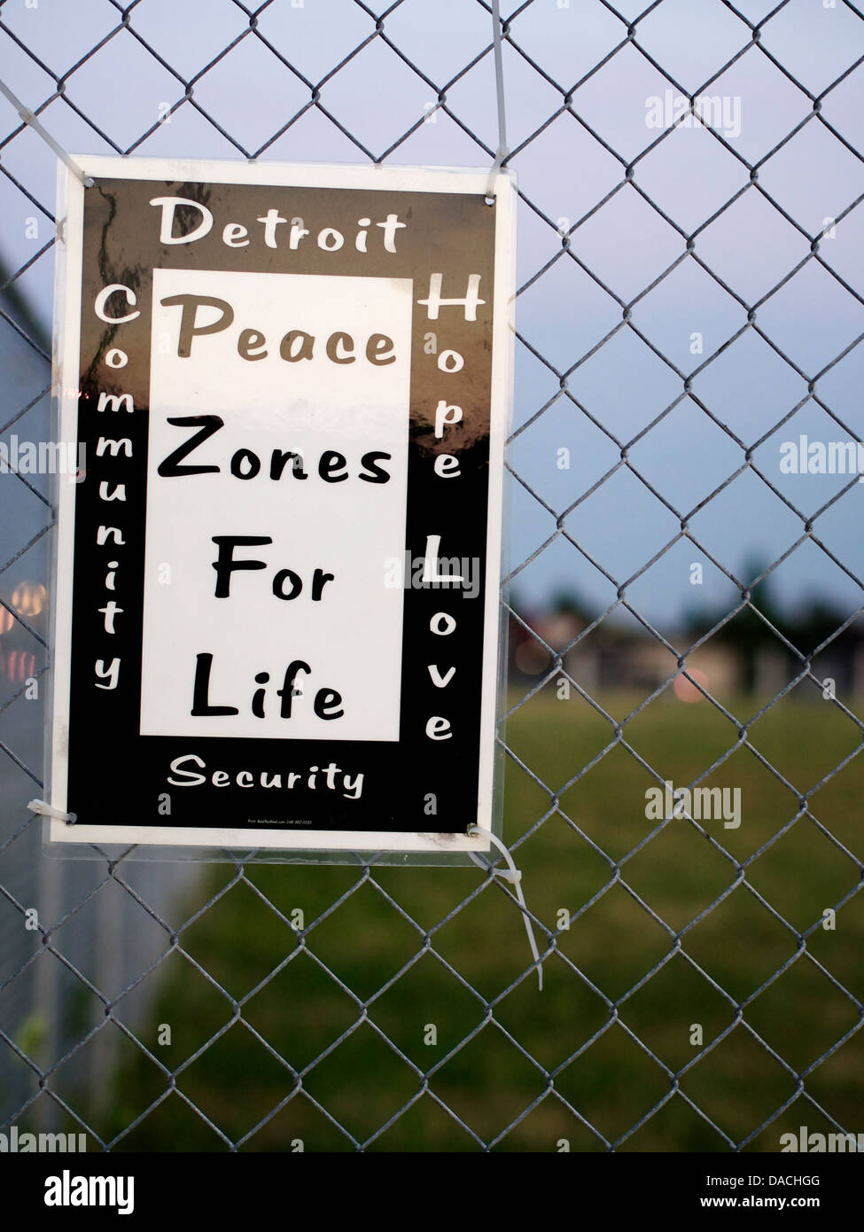Gemeinschaft Aktivismus Schild hing an einem Maschendrahtzaun in Detroit Stockfoto
