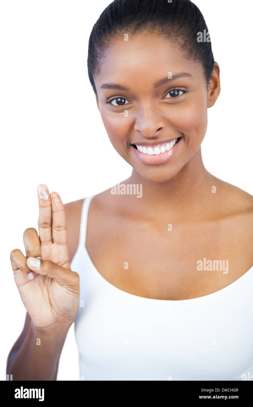 Frau zeigt Feuchtigkeitscreme an den Fingern Stockfoto