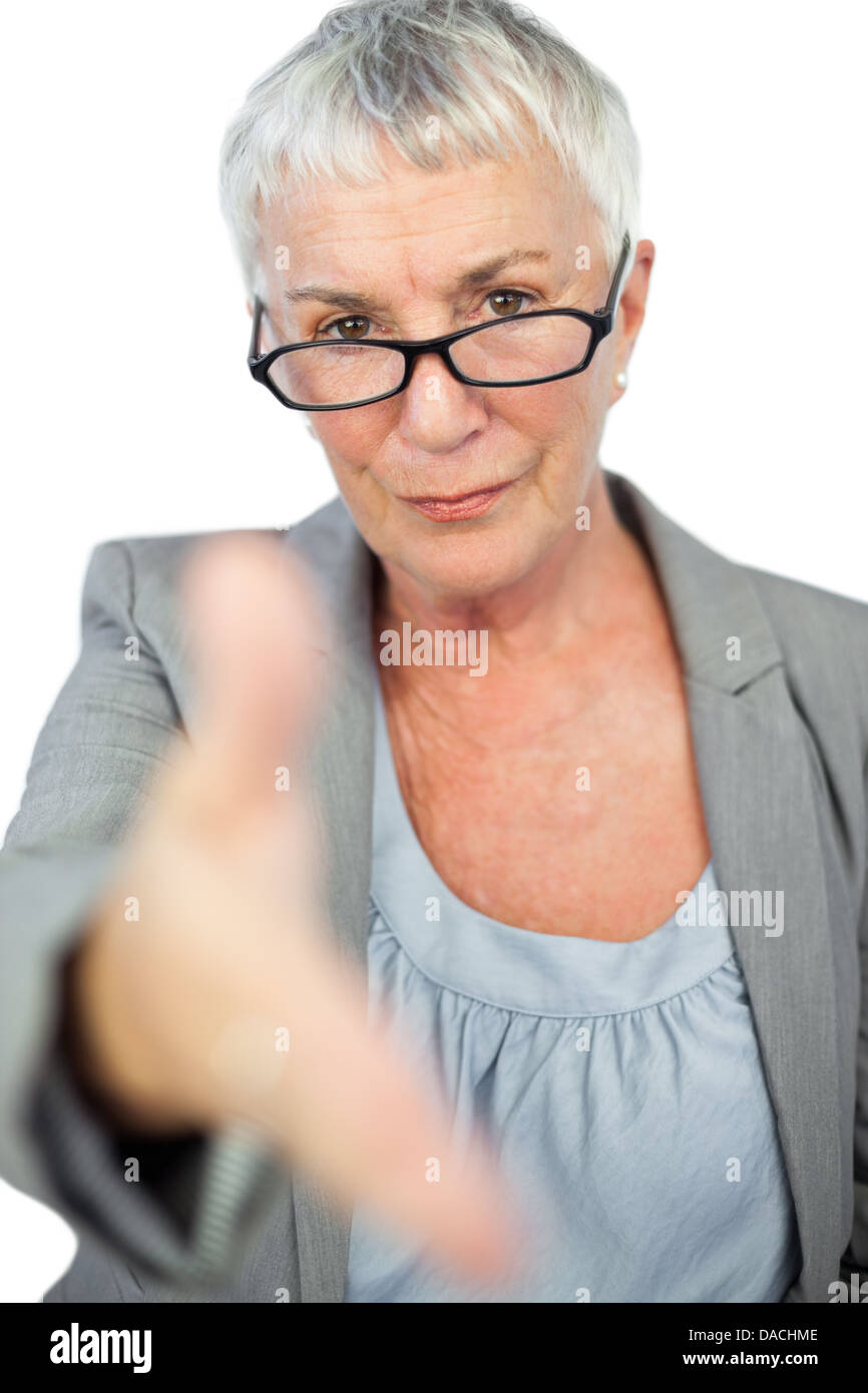 Schwere Frau mit Brille präsentieren ihre Hand für handshake Stockfoto
