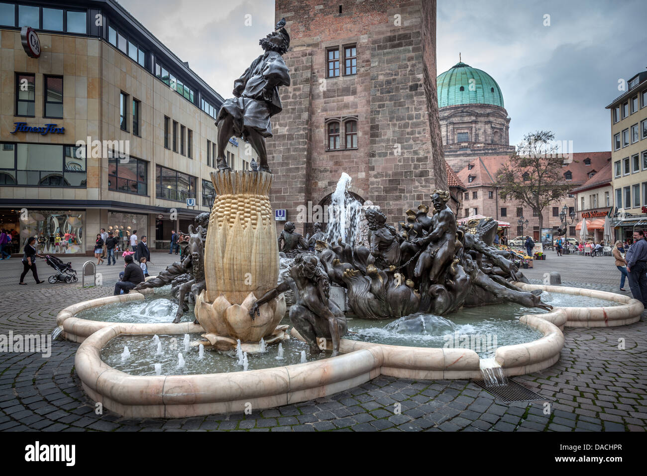 Ludwigsplatz, weißen Turm und Brunnen, Nürnberg, Deutschland, Europa. Stockfoto