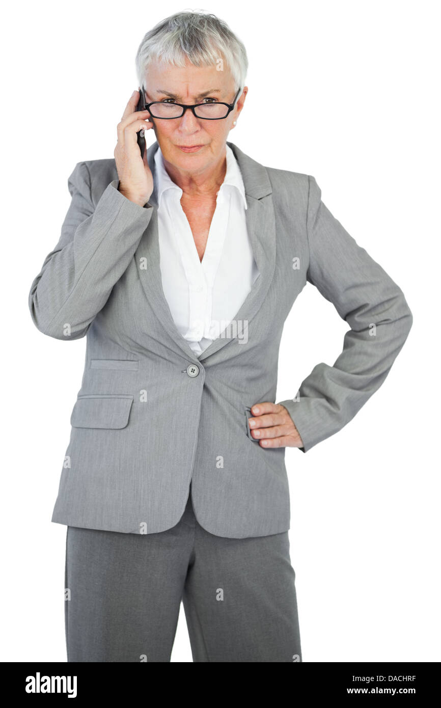 Wütend ruft jemand mit der Hand auf Hüfte Geschäftsfrau Stockfoto