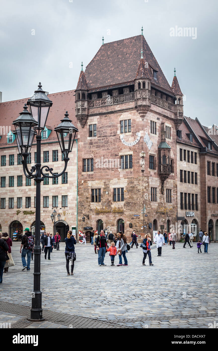 Straßenszene in Lorenzer Platz, Nürnberg, Deutschland, Europa. Stockfoto