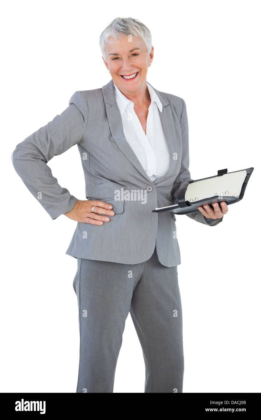 Lächelnde Geschäftsfrau Hip Tagebuch mit der Hand festhalten Stockfoto