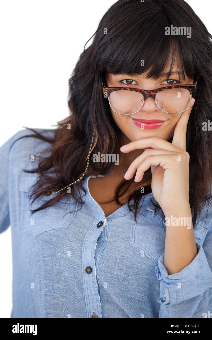 Junge Frau mit Brille mit der Hand auf der Hüfte Stockfoto