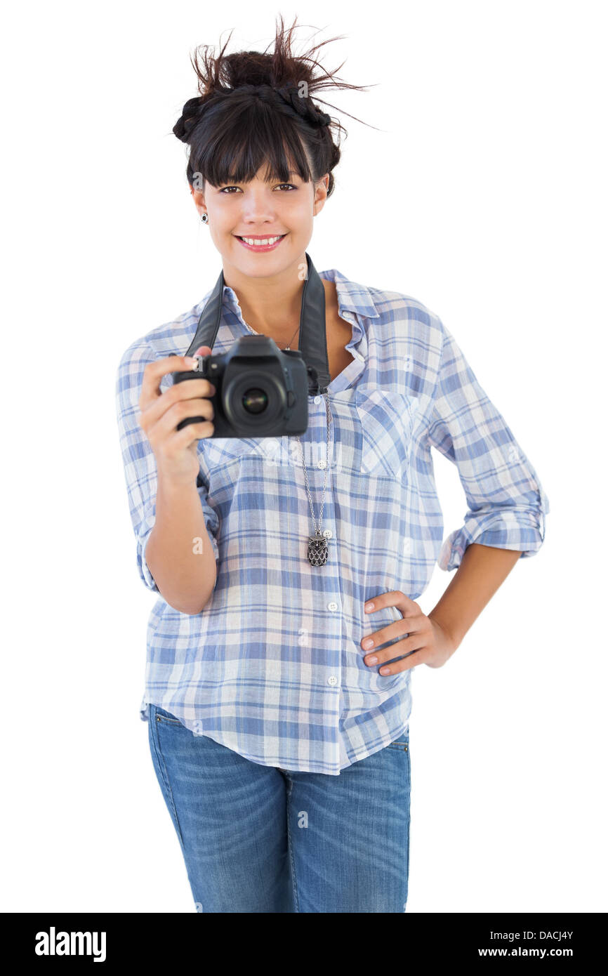 Lächelnde junge Frau mit der Hand auf ihre Hüfte, Aufnahme Stockfoto