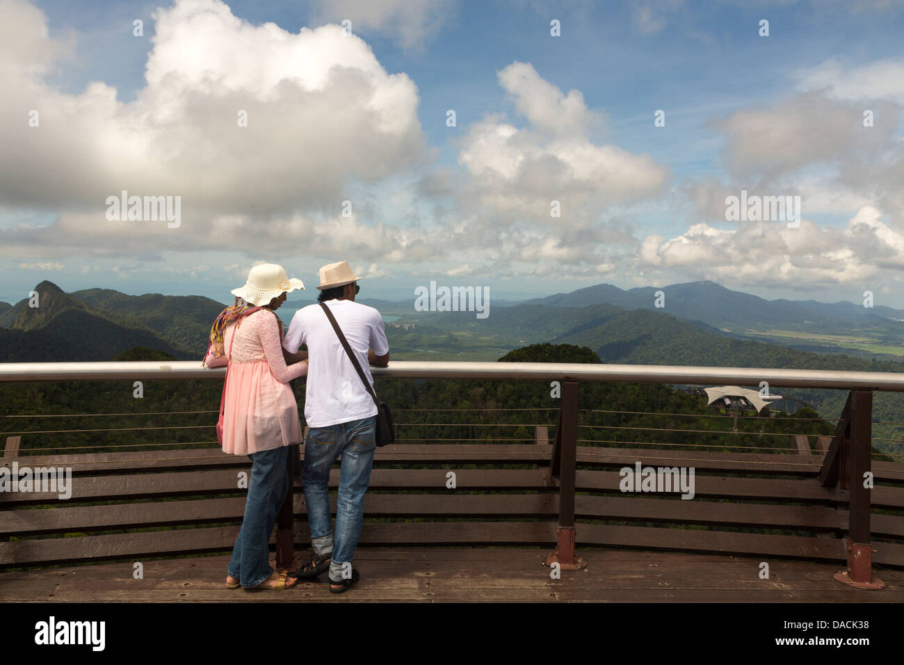 Zwei Touristen aus dem Westen genießen Sie den Blick über Langkawi Insel von der Sternwarte an der Spitze von der Seilbahn entfernt, Staat Kedah, Malaysia Stockfoto