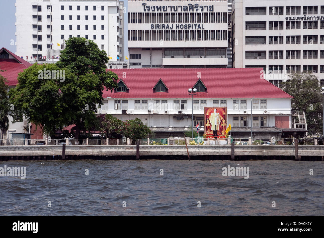 Krankenhaus angesehen vom Boot auf dem Chao Phraya River in Bangkok, Thailand Stockfoto