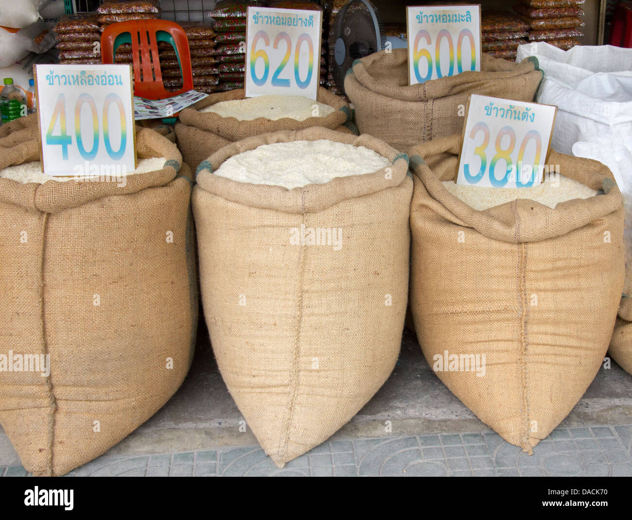 Säcke mit Reis außerhalb ein Shop in Chumphon, Thailand Stockfoto
