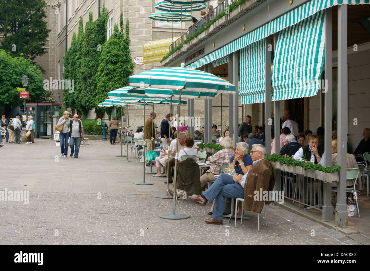 Salzburg, Österreich Menschen sitzen draußen am historischen Café Tomaselli am alten Markt in Salzburg, Österreich. Foto Mai 2013. Stockfoto