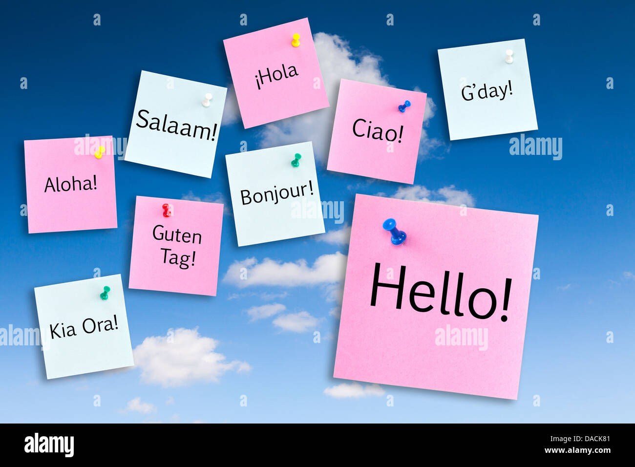 Hallo Konzept - merken sich Notizen zu einem blauen Himmel, Hallo in verschiedenen Sprachen Stockfoto