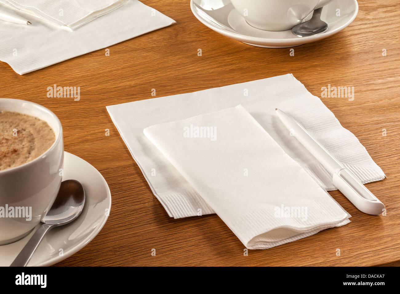 Serviette und Pen - Serviette oder Serviette und Stift auf Tisch, bereit sind, Ihre neueste großartige Idee zusammen mit notieren eine... Stockfoto