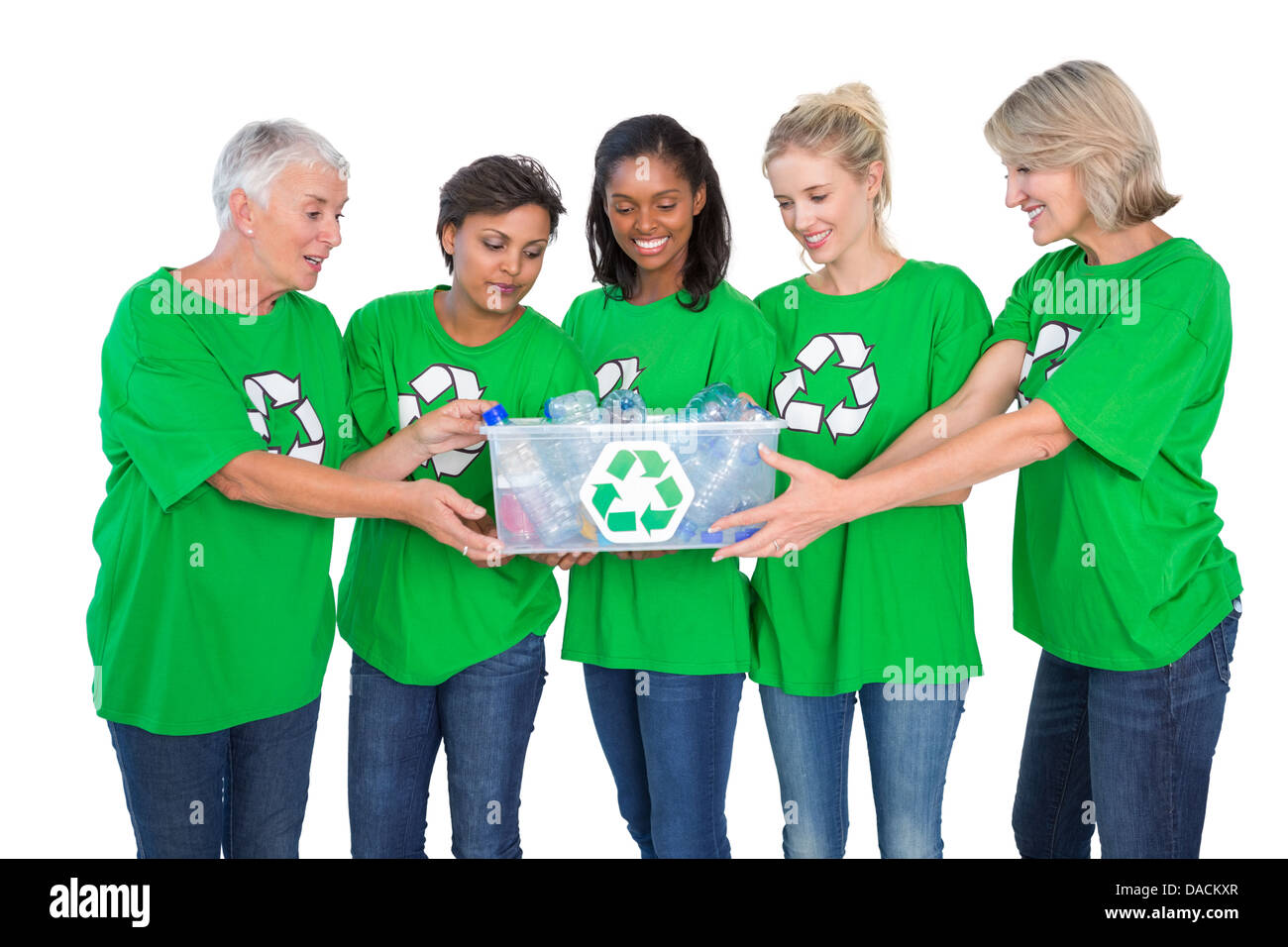 Team von weiblichen Umweltaktivisten halten Box von Wertstoffen Stockfoto