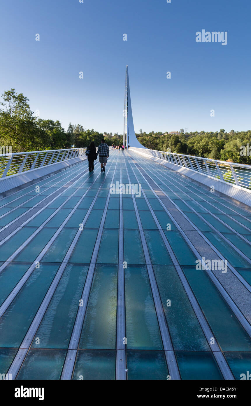 Redding Kalifornien USA. Die Sonnenuhr-Brücke über den Sacramento River wurde vom spanischen Architekten Santiago Calatrava entworfen. Stockfoto