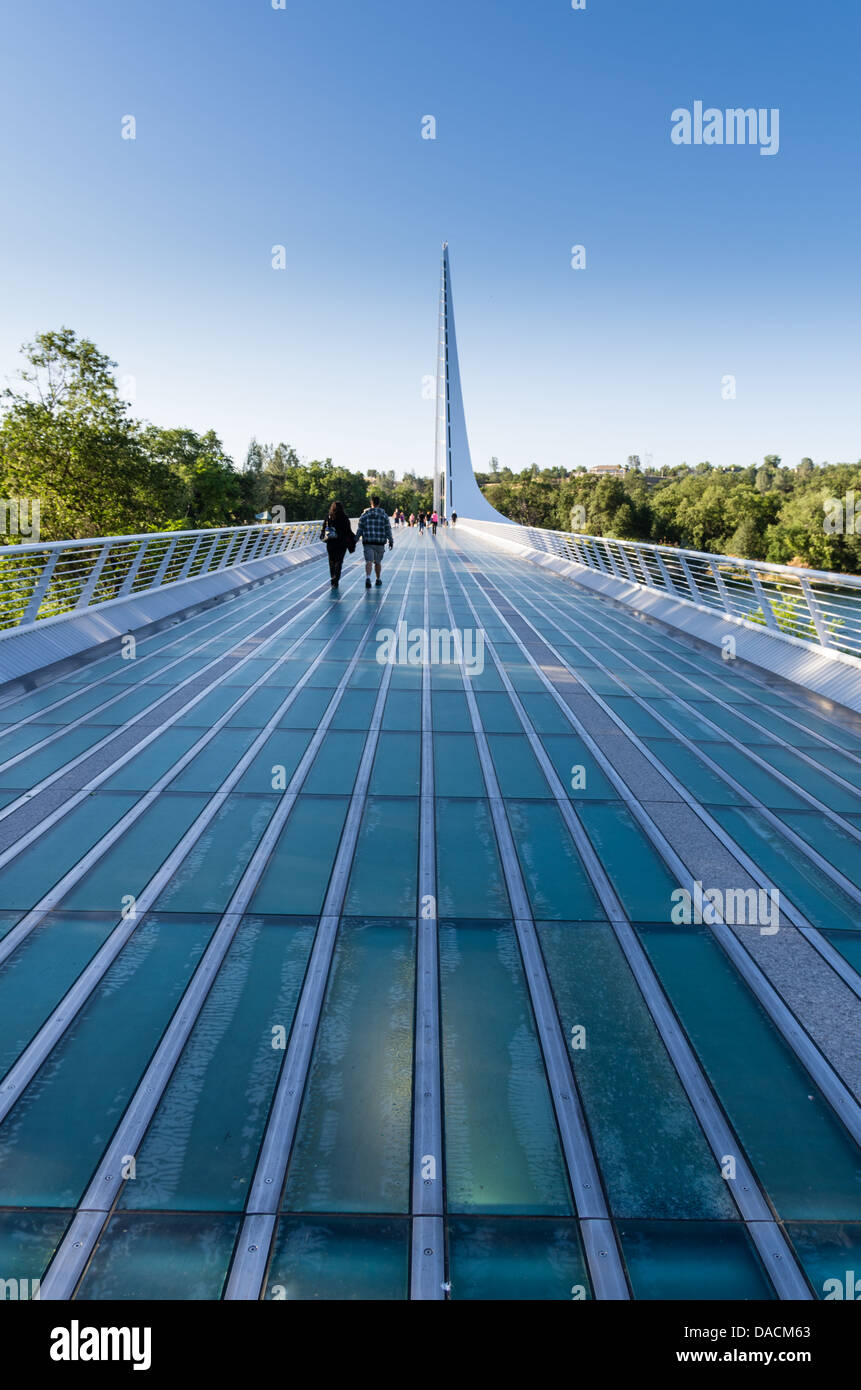 Redding Kalifornien USA. Die Sonnenuhr-Brücke über den Sacramento River wurde vom spanischen Architekten Santiago Calatrava entworfen. Stockfoto