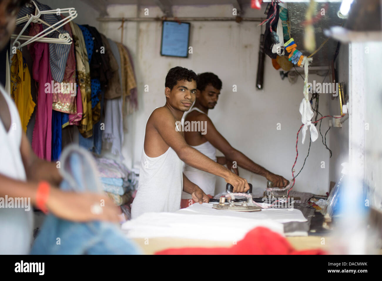 Slum Wohnungen auf Carter Road, Mumbai, kleine Wäsche-Geschäft ein Stockfoto