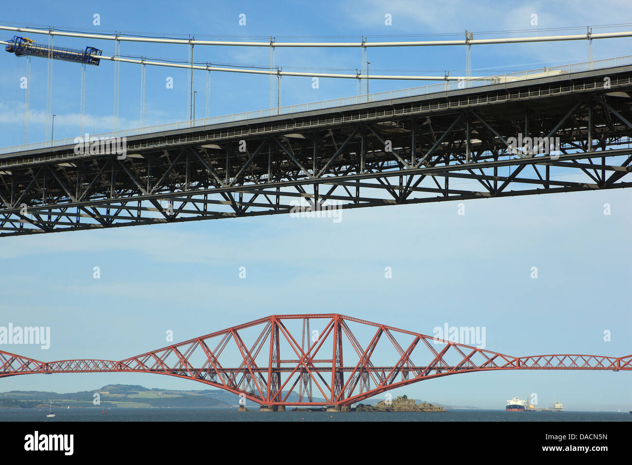 Die Forth Rail Bridge gesehen unter die Forth Road Bridge über den Firth of Forth aus Süden North Queensferry in Schottland Stockfoto