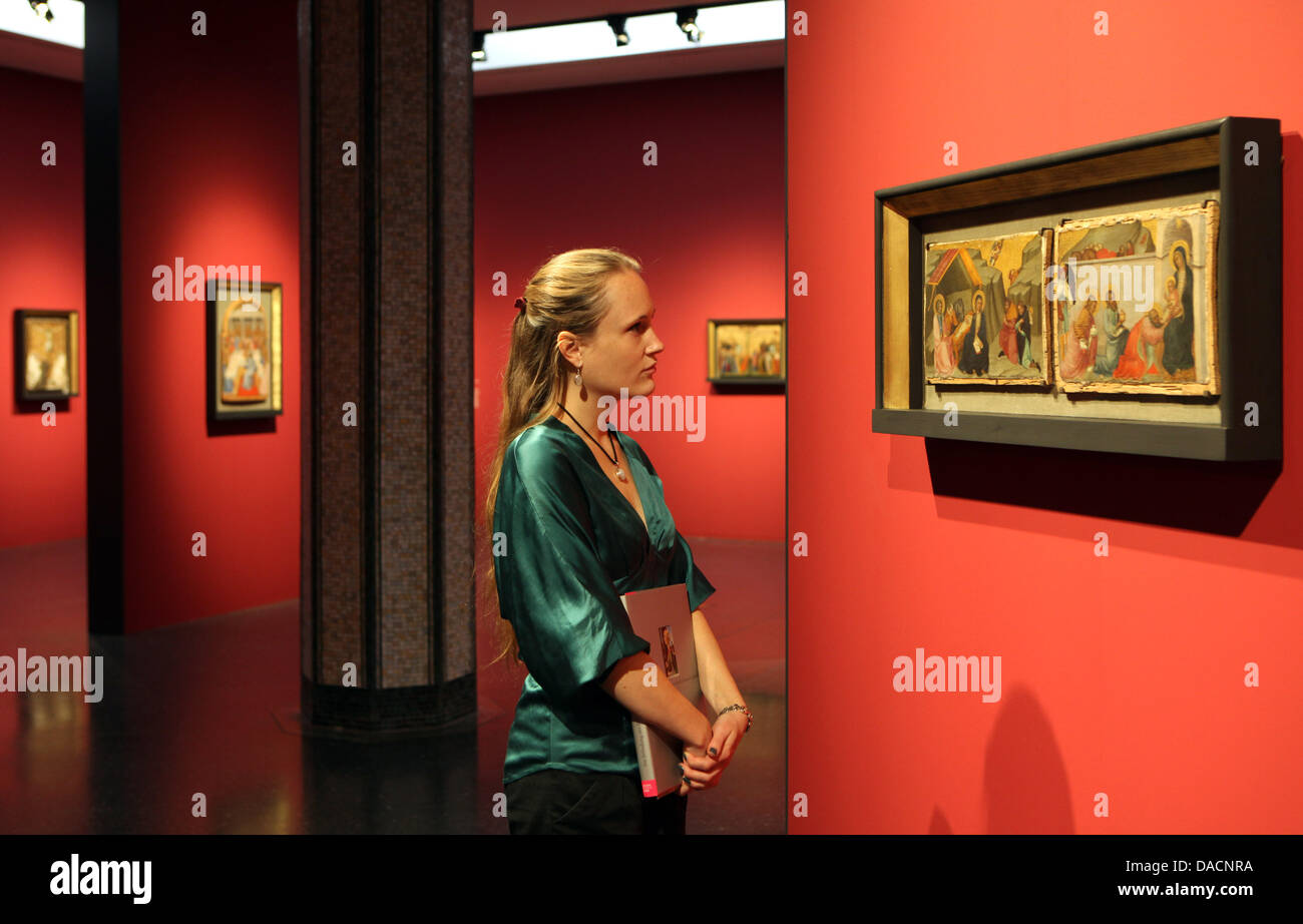 Ein Besucher anzeigt "Szenen aus dem Leben Christi" von Paolo di Giovanni Fei in der Ausstellung "die Erfindung des Bildes. Frühe italienische Meister bis Botticelli' auf dem Kunst-Forum in Hamburg, Deutschland, 28. September 2011. Die Ausstellung untersucht das neue Verständnis der Malerei in der frühen Renaissance. Rund 40 Kunstwerke sind bis zum 8. Januar 2012 zu sehen. Foto: ULRICH PERREY Stockfoto