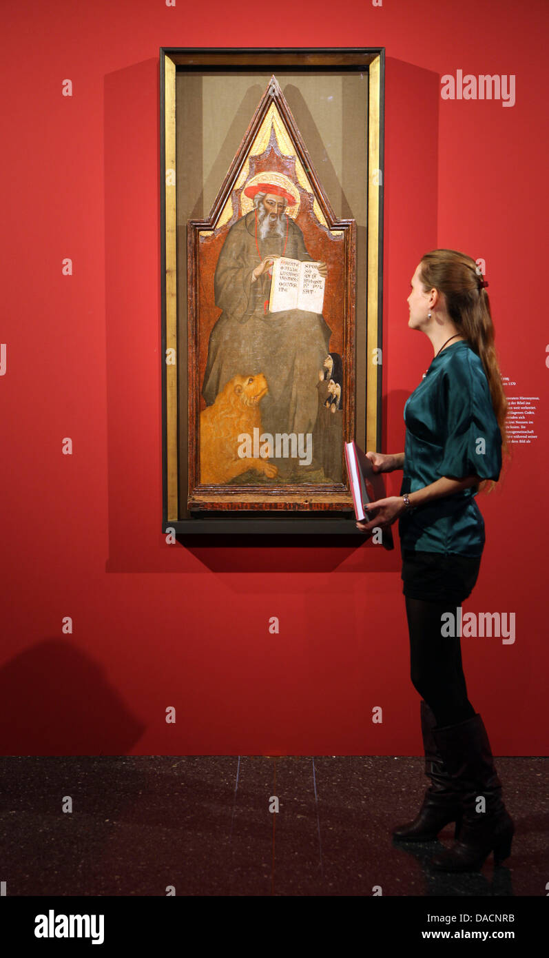 Ein Besucher anzeigt "Hl. Hieronymus" von Giovanni del Biondo in der Ausstellung "die Erfindung des Bildes. Frühe italienische Meister bis Botticelli' auf dem Kunst-Forum in Hamburg, Deutschland, 28. September 2011. Die Ausstellung untersucht das neue Verständnis der Malerei in der frühen Renaissance. Rund 40 Kunstwerke sind bis zum 8. Januar 2012 zu sehen. Foto: ULRICH PERREY Stockfoto