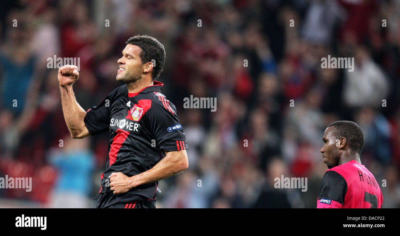 Leverkusens Michael Ballack feiert sein 2: 0-Tor in der Champions League-Gruppe E Spiel zwischen Bayer Leverkusen und dem KRC Genk in der BayArena in Leverkusen, Deutschland, 28. September 2011. Foto: Rolf Vennenbernd Dpa/Lnw +++(c) Dpa - Bildfunk +++ Stockfoto