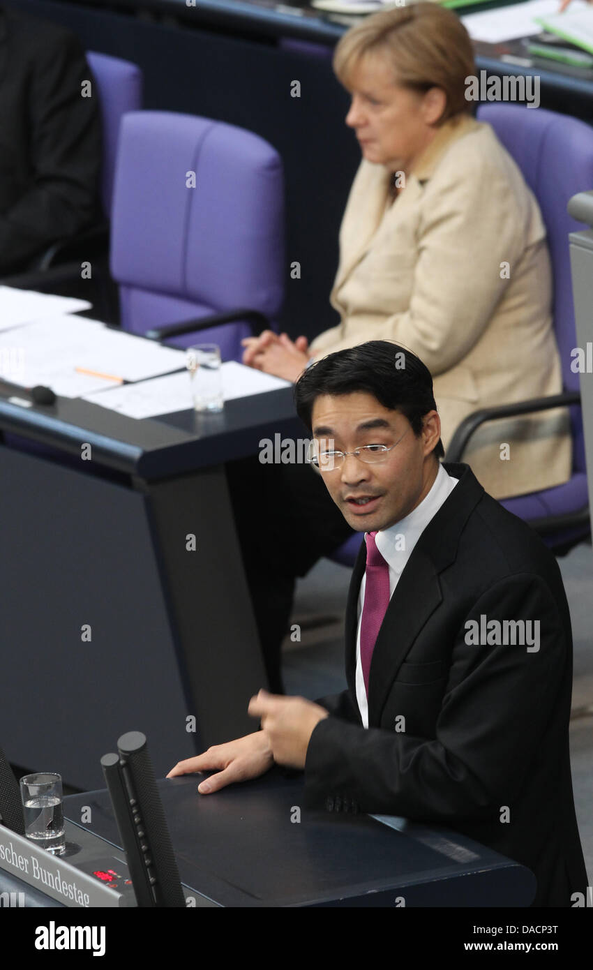 Bundesministerin für Finanzen Philipp Rösler (FDP, R)) während der abschließenden Debatte über die Ausweitung des Euro-Rettungsschirm im Bundestag, Berlin, Deutschland, 29. September 2011. Hinter ihm sitzt die deutsche Bundeskanzlerin Angela Merkel (CDU). Der Bundestag hat eine namentliche Abstimmung über den Euro-Rettungsschirm heute. Foto: Michael Kappeler Stockfoto