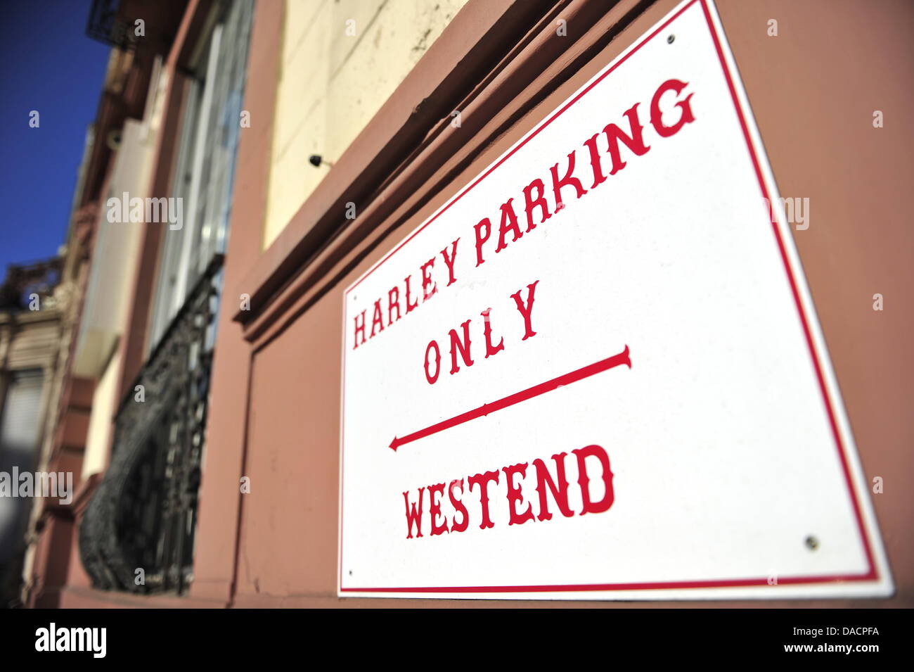 Ein Schild mit der Beschriftung "Harley Parken nur - Westend" hängt ein Clubhaus der Hells Angels in Frankfurt am Main, 30. September 2011. Der Minister für innere Angelegenheiten des Landes Hessen, Boris Rhein, hat die zwei Hells Angels Charters "Westend" und "Frankfurt" am 29. September 2011 verboten. Foto: MARC TIRL Stockfoto