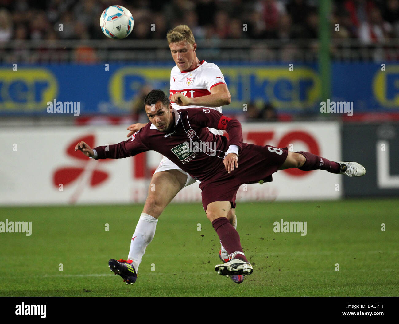 Kaiserslautern Christian Tiffert (vorne) wetteifert um den Ball mit der Stuttgarter Pavel Pogrebnyak in der deutschen Bundesliga-Fußballspiel zwischen 1. FC Kaiserslautern und VFB Stuttgart am Fritz-Walter-Stadion in Kaiserslautern, Deutschland, 30 September 2011.Photo: Thomas Frey Stockfoto