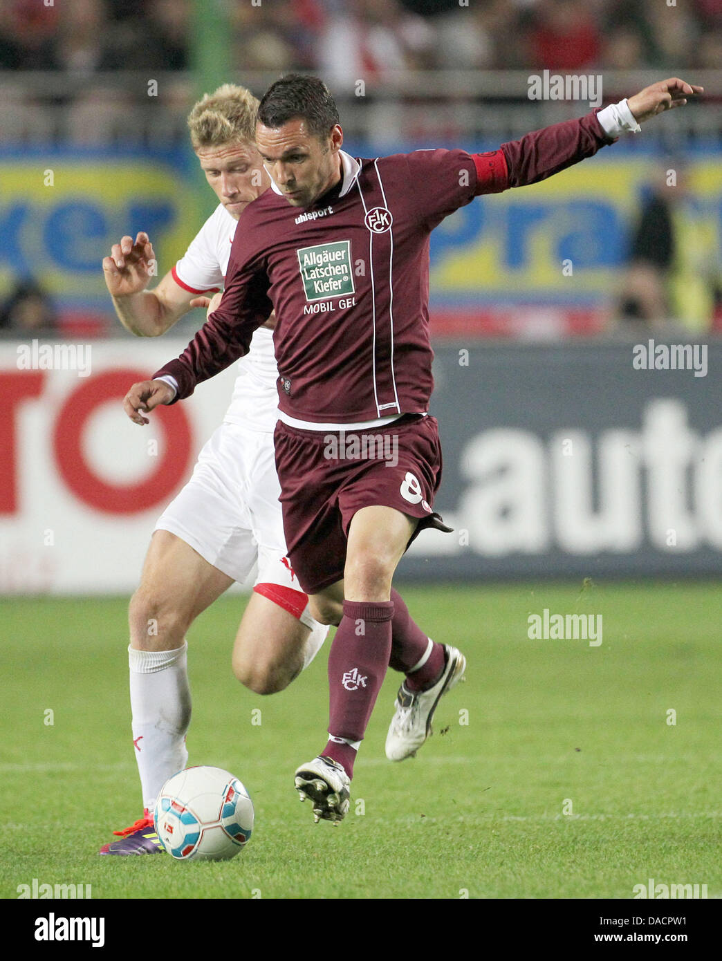 Kaiserslautern Christian Tiffert (FRONT-R) wetteifert um den Ball mit der Stuttgarter Pavel Pogrebnyak in der deutschen Bundesliga-Fußballspiel zwischen 1. FC Kaiserslautern und VFB Stuttgart am Fritz-Walter-Stadion in Kaiserslautern, Deutschland, 30 September 2011.Photo: Thomas Frey Stockfoto