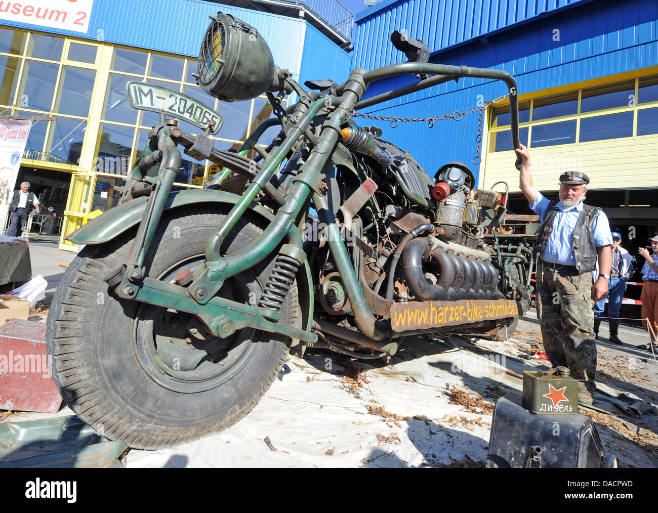 Das so genannte Tank-Bike ist das Motorrad Wochenende das Auto und Technikmuseum in Sinsheim, Deutschland, 1. Oktober 2011 gesehen.   Laut den Organisatoren ist das Tank-Motorrad die größte und schwerste motor Bike der Welt. Das Fahrzeug besteht ausschließlich aus militärischen Schrott. Foto: ULI DECK Stockfoto