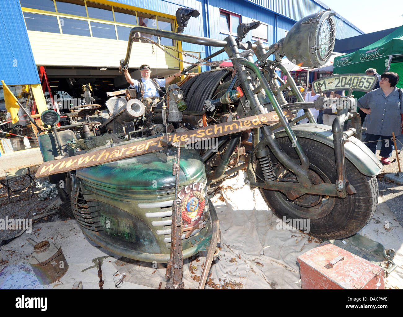 Das so genannte Tank-Bike ist das Motorrad Wochenende das Auto und Technikmuseum in Sinsheim, Deutschland, 1. Oktober 2011 gesehen.   Laut den Organisatoren ist das Tank-Motorrad die größte und schwerste motor Bike der Welt. Das Fahrzeug besteht ausschließlich aus militärischen Schrott. Foto: ULI DECK Stockfoto