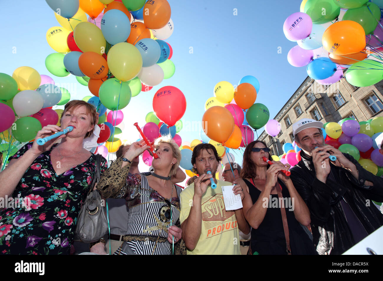 Die Schauspieler Nina Petri (L-R), Heinrich Schafmeister, Angela Roy, Tanja Schuhmann und Patrick Bach spielen auf Trillerpfeifen während einer Protestaktion von Schauspielern unter dem Motto "Wir sind auf unsere letzten Beine" in Hamburg, Deutschland, 1. Oktober 2011. Bundesverband der Film- und TV-Schauspieler will aufmerksam machen auf die Situation der Akteure in Deutschland. Foto: ULRICH PERREY Stockfoto