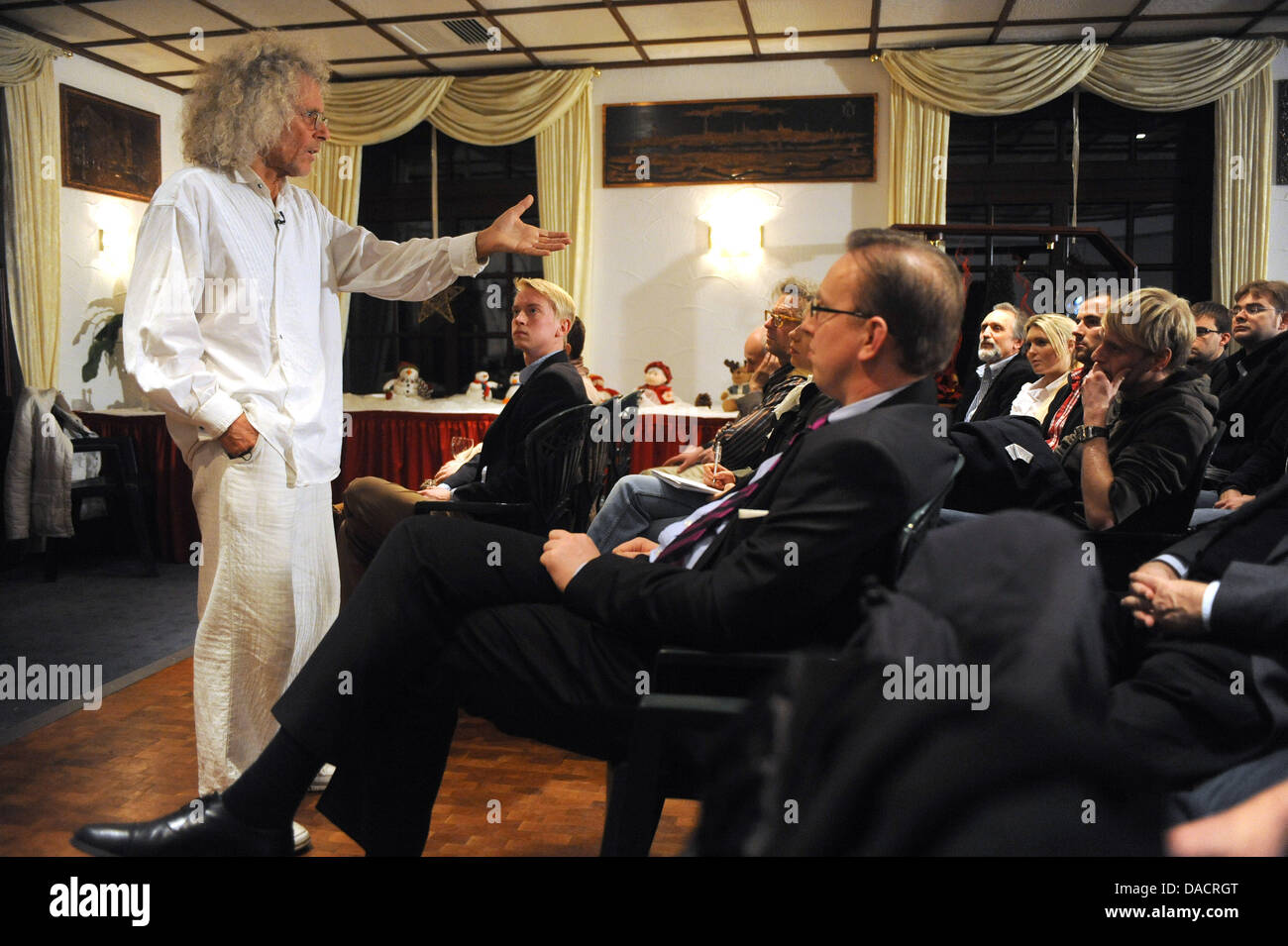Autor Rainer Langhans (L) spricht über sein Leben unter dem Motto 