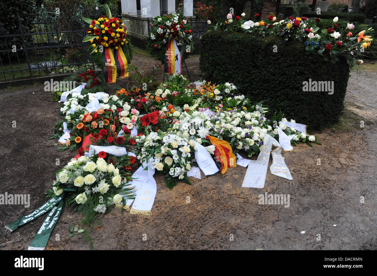 Das Grab von Christa Wolf ist nach ihrer Beisetzung in der Dorotheenstadt Friedhof in Berlin, Deutschland, 13. Dezember 2011 abgebildet. Fast zwei Wochen nach ihrem Tod, hat der Autor nach einer Beerdigung begraben worden. Sie starb am 01 Dezember im Alter von 82 Jahren. Foto: RAINER JENSEN Stockfoto