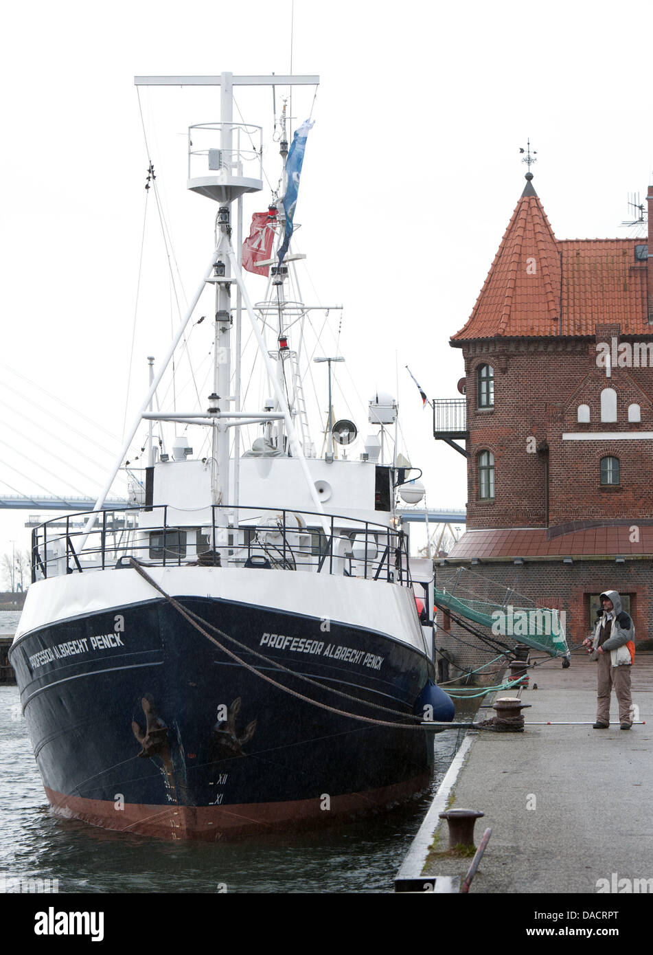 Professor Albrecht Penck, ehemaligen Forschungsschiff des Leibniz-Instituts für Baltic Sea Research (IOW), fließt am Hafen von Stralsund, Deutschland, 13. Dezember 2011. Das ehemalige Forschungsschiff wird als eine Classrooom durch das deutsche Meeresmuseum während der Wintermonate verwendet werden. Im Jahr 1951 gebaute Schiff war außer Kommission im Sommer 2010 und verkauft. Es wird in den Hafen von Stra sitzen. Stockfoto