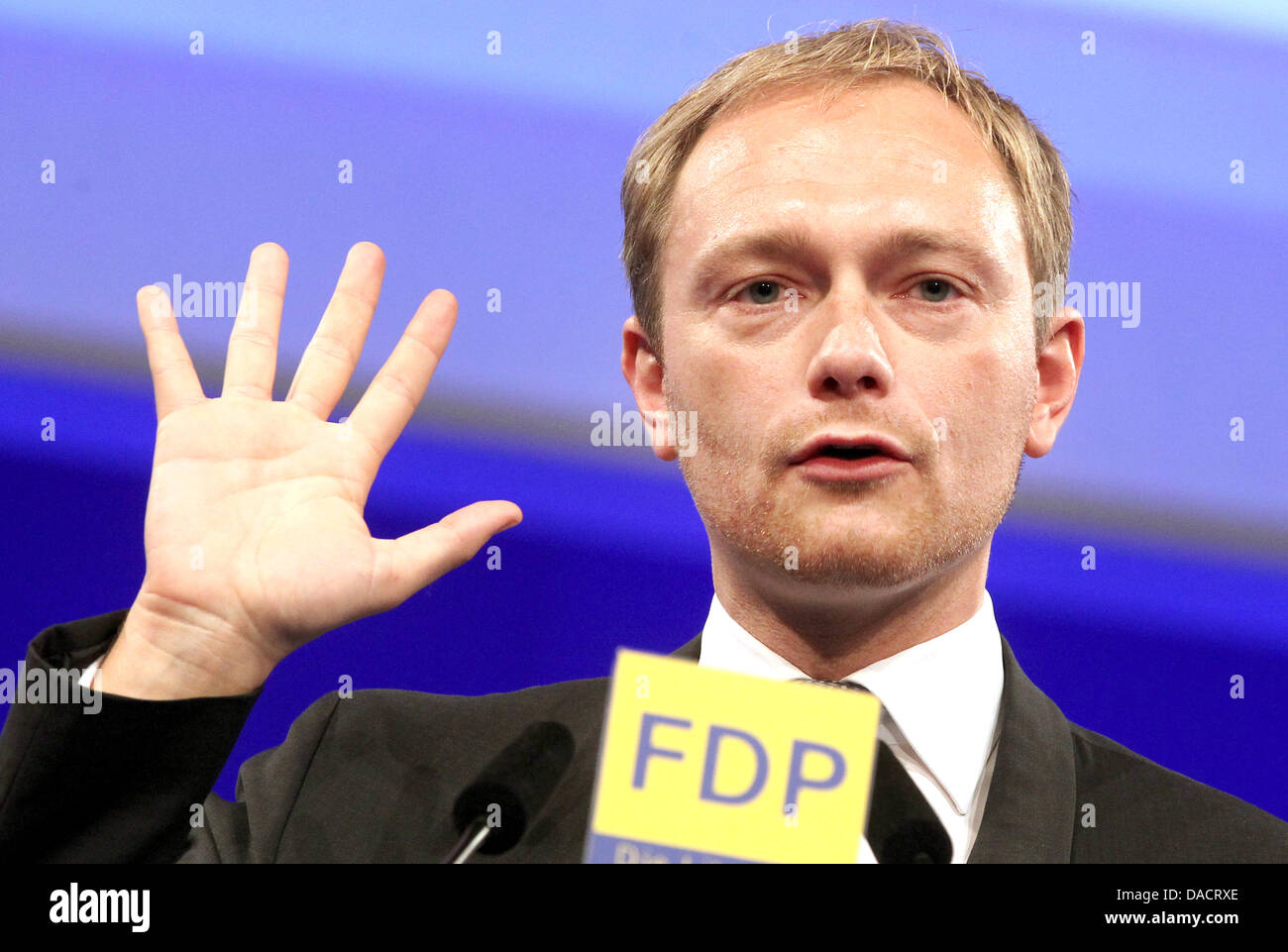 Datei - eine Archiv Bild datiert 15. Mai 2011 zeigt FDP-Generalsekretär Christian Lindner während der Bundesrepublik Paryt Kongress der FDP in Rostock, Deutschland. Christian Lindner tritt als FDP-Generalsekretär. Er erklärte seinen Rücktritt bei einem Gespräch mit FDP-Parteichef Rösler in Berlin, Deutschland, 14. Dezember 2011. Foto: WOLFGANG KUMM Stockfoto