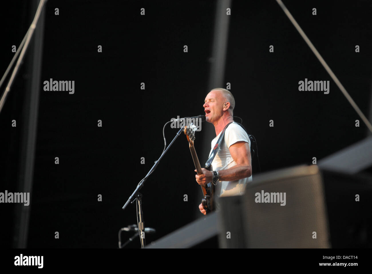 Mainz, Deutschland. 10. Juli 2013. Sänger, Komponist und Schauspieler Gordon Matthew Thomas Sumner (Sting) führt zusammen mit seiner Band auf seinem "Back to Bass Tour" in Mainz, Deutschland, 10. Juli 2013. Es ist Stings einziges Konzert in Deutschland auf Tour. Foto: FREDRIK VON ERICHSEN/Dpa/Alamy Live-Nachrichten Stockfoto