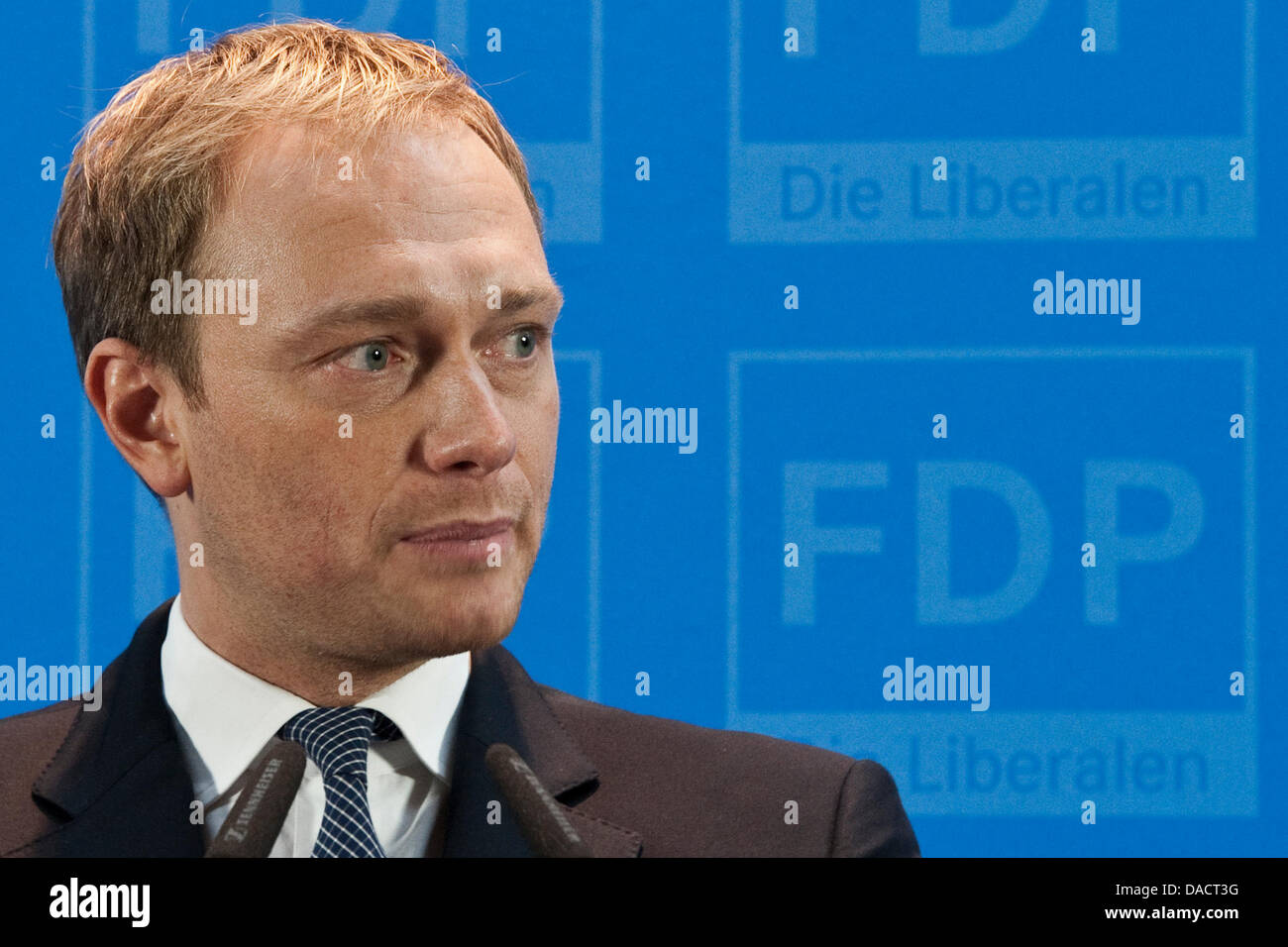 Politiker Christian Lindner gibt eine Presseerklärung über seinen Rücktritt als FDP-Generalsekretär an der Thomas-Dehler-Haus in Berlin, Deutschland, 14. Dezember 2011. Foto: ROBERT SCHLESINGER Stockfoto