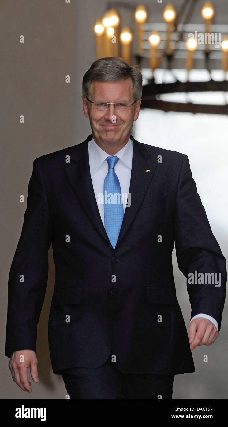 Bundespräsident Christian Wulff kommt für den Empfang der Präsident von Tadschikistan im Schloss Bellevue in Berlin, Deutschland, 14. Dezember 2011. Wulff ist das Ziel der Kritik für ein privates Darlehen von 500.000 Euro von der Ehefrau des Unternehmers während seiner Zeit als Premier Niedersachsen geworden. Foto: TIM BRAKEMEIER Stockfoto
