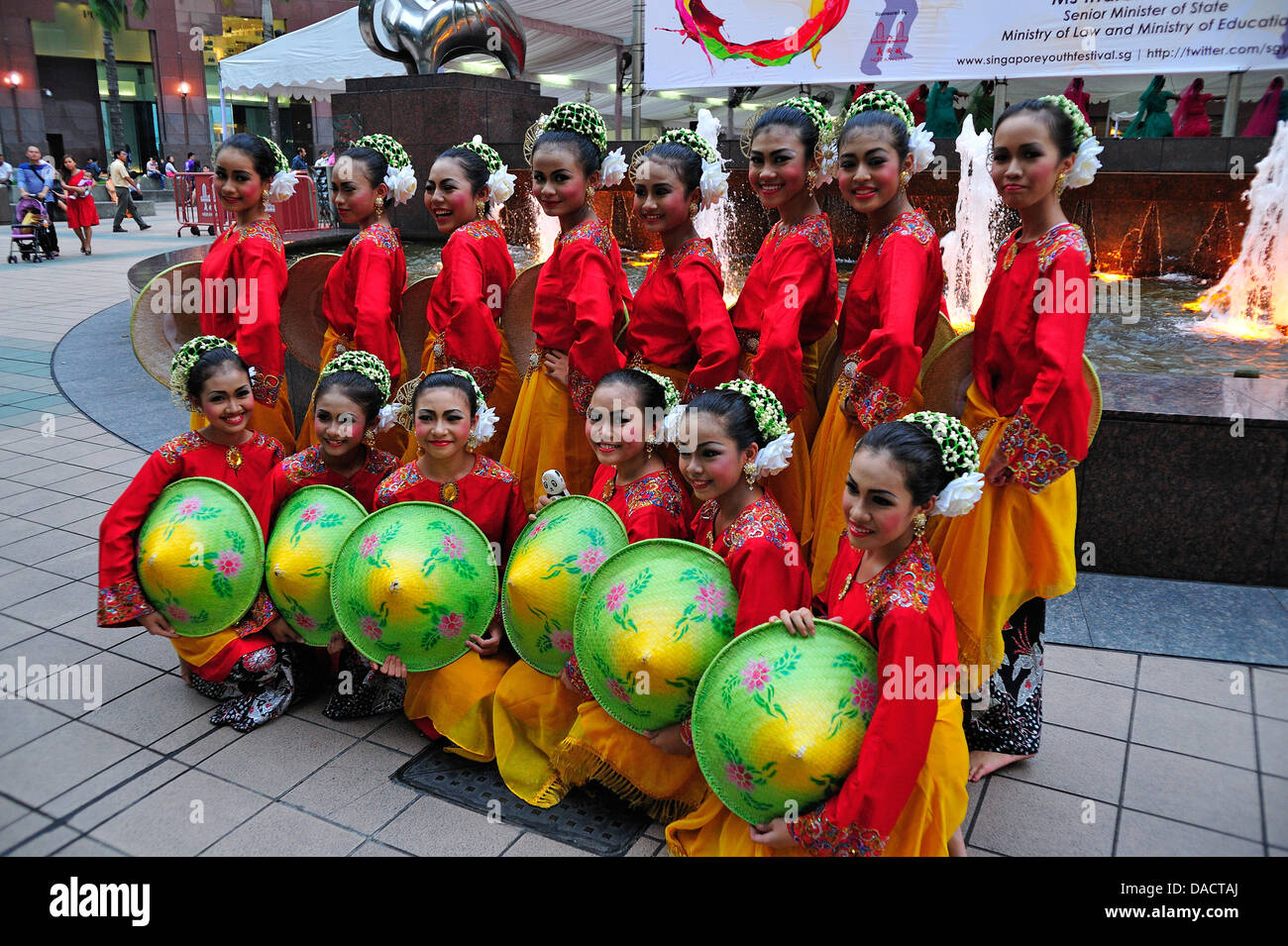 Malaysische Schulmädchen in Youth Festival Orchard Road Singapur Stockfoto