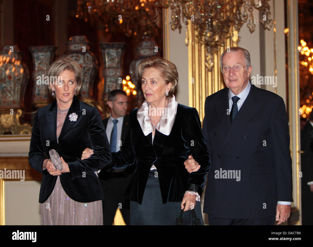 Queen Paola (C), König Albert von Belgien und Prinzessin Astrid besuchen das Weihnachtskonzert im königlichen Palast in Brüssel, 14. Dezember 2011. Das Philharmonia Orchester spielte während des Konzerts. Foto: Albert Nieboer / Niederlande, Stockfoto