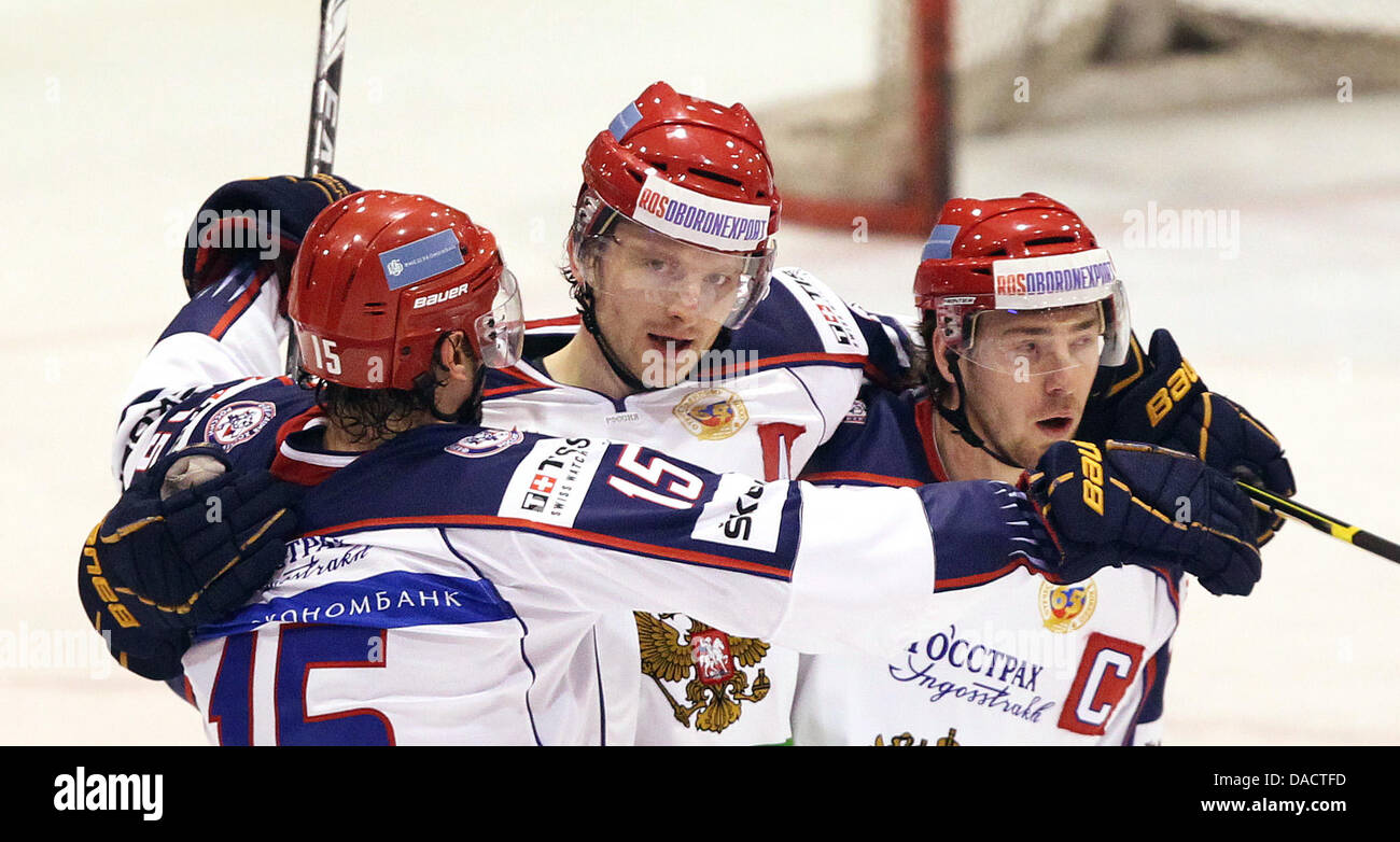 Russlands Alexei Glukhov (C) jubelt mit seinen Teamkollegen Maxim Pestushko (R) und Igor Musatov (L) nach erzielte das 1: 0 Tor während der international Ice Hockey zwischen Deutschland und Russland an der Eishalle Essen (Eisbahn Essen) in Essen, Deutschland, 13. Dezember 2011 übereinstimmen. Deutschland gewann das Spiel 4: 3. Foto: Fabian Stratenschulte Stockfoto