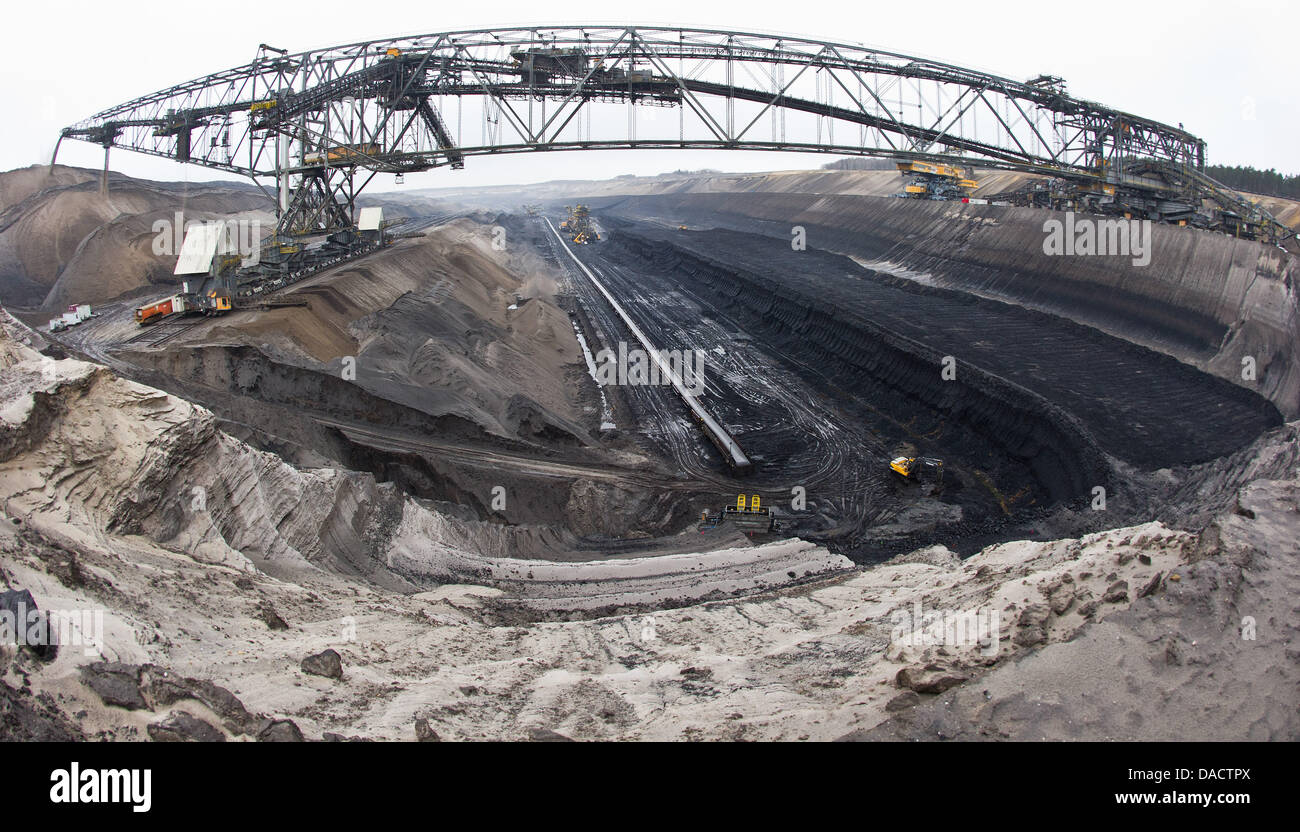 Eine riesige Förderbrücke erstreckt sich über ein Kohleflöz an der Braunkohle Tagebau mir der Stromversorger Vattenfall in Welzow, Deutschland, 15. Dezember 2011. Foto: Patrick Pleul Stockfoto