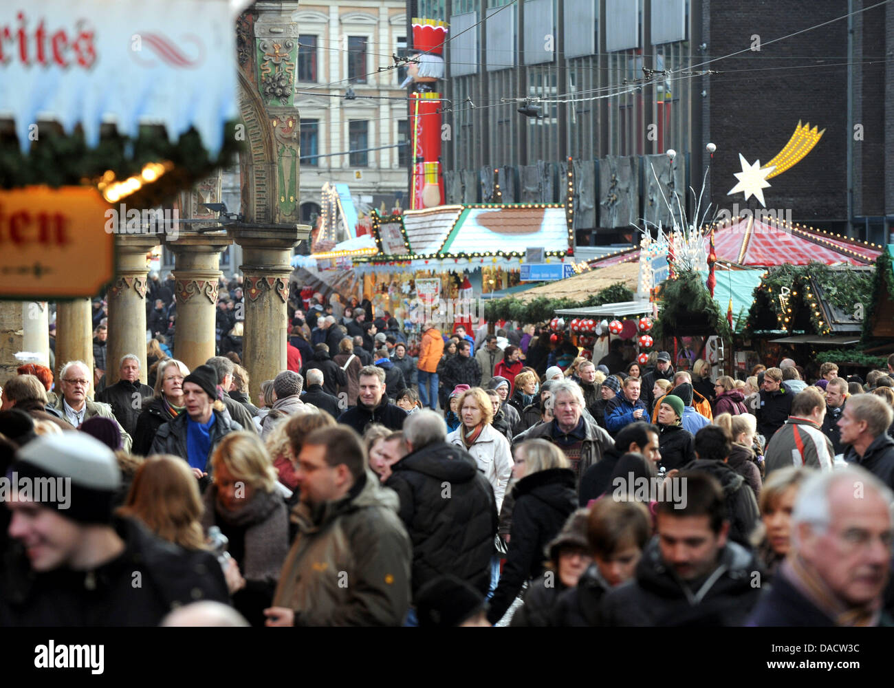 Tausende von Weihnachts-Einkäufer Fuß durch die Einkaufsstraßen zwischen Rathaus und dem Weihnachtsmarkt in Bremen, Deutschland, 17. Dezember 2011. Am letzte Wochenende des Advents verursacht einen Ansturm auf die festlich geschmückten Einkaufsstraßen. Foto: INGO WAGNER Stockfoto