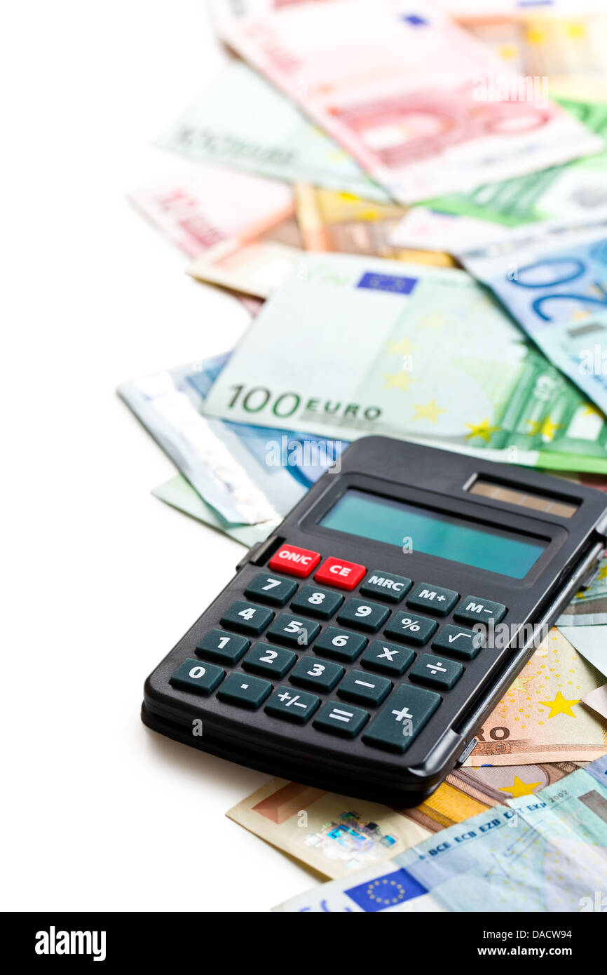 Euro-Banknoten und -Rechner auf weißem Hintergrund Stockfoto