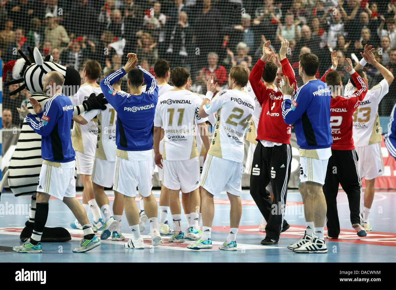 Kieler Spieler feiern ihren Sieg nach der Handball-Champions-League-Spiel zwischen THW Kiel und AG Kopenhagen in der Sparkassen Arena in Kiel, Deutschland, 18. Dezember 2011. Kiel gewann das Spiel 28-26. Foto: ULRICH PERREY Stockfoto