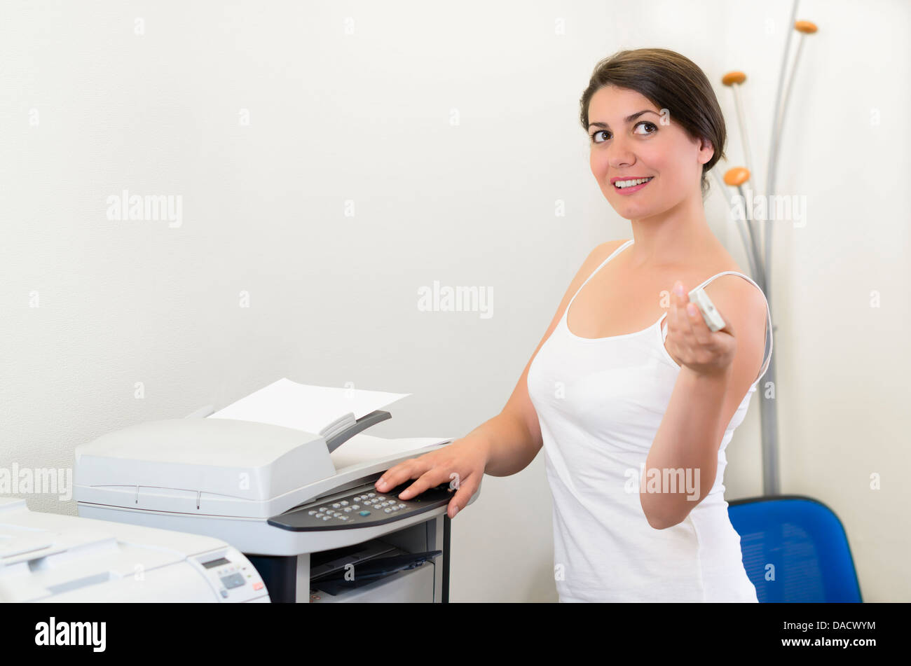 Junge Geschäftsfrau, die Anfertigung von Kopien im Büro Stockfoto