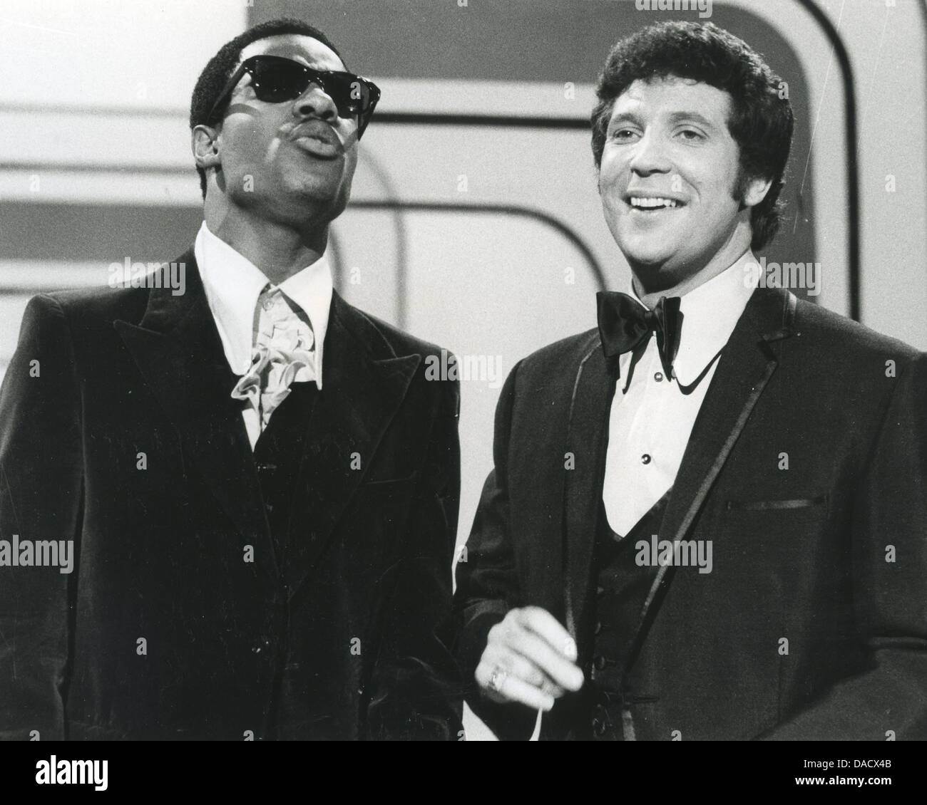 STEVIE WONDER auf der linken Seite mit Tom Jones auf der "This ist Tom Jones" TV-Serie um 1970 Stockfoto